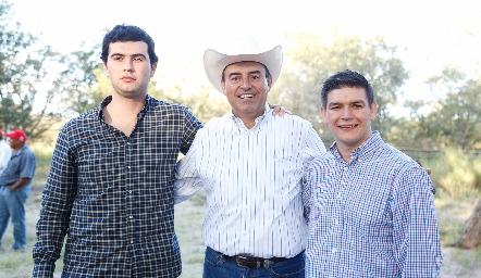  Calolo Pérez con sus hijos Mauricio y Fernando.