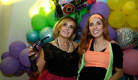  Sylvia Aguilar con su hija Valeria Alcalde.