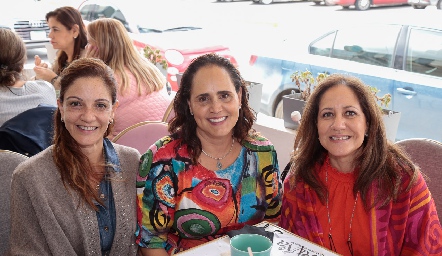  Miriam Sandoval, Alejandra Treviño y Esther Sandoval.