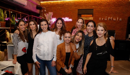  Dalia con sus amigas.