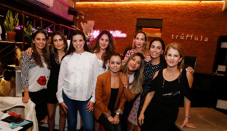  Giselle Stahl, Lourdes Orozco, Dalia Echegoyen, Pupi Torrescano, Lila Medina, Vali Ruiz, Lucy Vázquez, Caro Castillo y Carmelú Díaz.