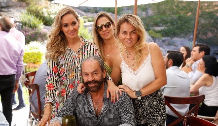 Oscar Torres Corzo con sus hijas María, Marcela y Monse.
