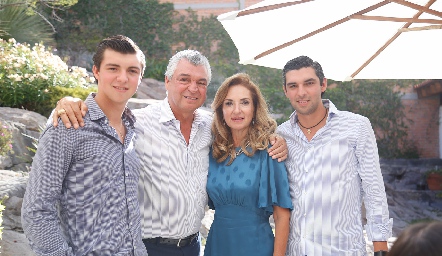  Gerardo Labastida y Rocío Mexicano con sus hijos Alejandro y Jerónimo.