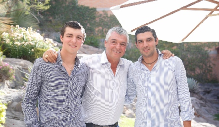  Gerardo Labastida con sus hijos Alejandro y Jerónimo.