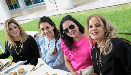  Anyul de Zapata, Marcela Zapata, Lourdes Acebo y Eugenia Zapata.