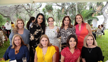 Lorena González, Marily Espinosa, Andrea Díaz Infante, Sandra Fe, Paola Correa, Beatriz y Benilde Díaz Infante, Marilupe Córdova y Mimí González.
