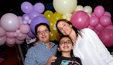  Félix Córdova y Lety Aguilar con su hija Maite.