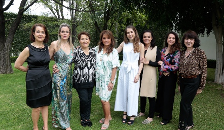 Mónica con las amigas de su suegra.