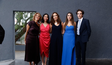  Rocío Güemes, Mari Fer Chevaile, Cristina Chevaile, Maria Julia Chevaile y Diego Domínguez.