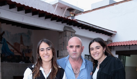  Ricardo García Rojas con sus hijas Fernanda y María José.