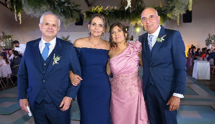  Los papás de los novios: Héctor Dávila, Toyita Villalobos, Lourdes Bocard y Juan Alfonso Duarte.
