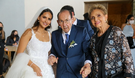  Cristina Dávila, Rafael Villalobos y Toyita de Villalobos.