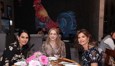  Marily de Tobías, Macarena Núñez y Marisa Mercado.