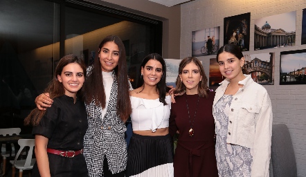  Primas Tobías: Adriana, María  Paula, Merily, Marisa y Pepi.