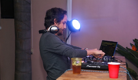  DJ.
