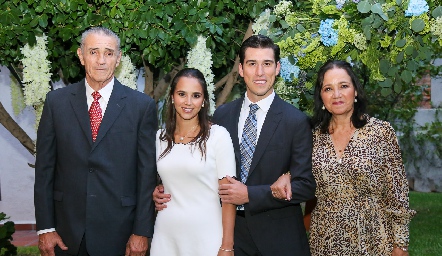  Roberto Mejía, Bárbara Mejía, Alberto Kasis y Rosa Maza de Mejía.