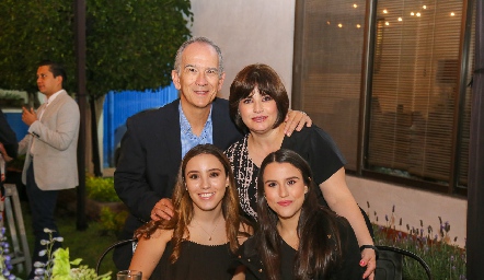  Alfonso Galán y Pita Retes con sus hijas María y Sofía.