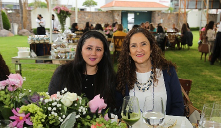 Karina Hervert y Alma Laura Flores.