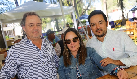  Manuel Cué, Karen Corona y Gerardo Gómez.