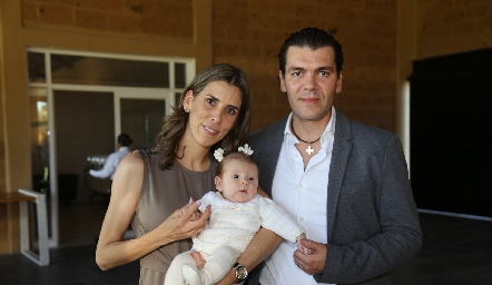  Sara Guzmán y Diego Vivanco con su hija Loretta.