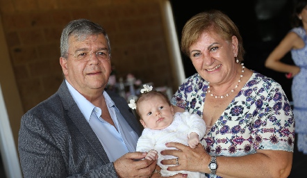  Fernando Vivanco y Chita Gómez con su nieta Loretta.