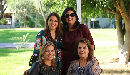  Marigel, Cynthia y Leticia Sánchez con su mamá María Eugenia Placencia.
