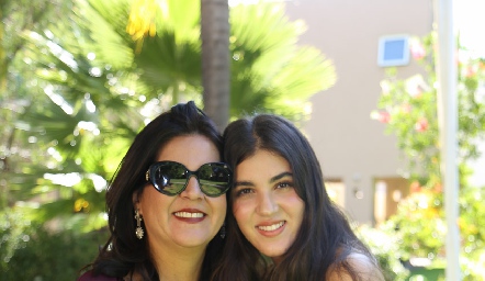  Cynthia Sánchez con su hija Natalia Gómez.