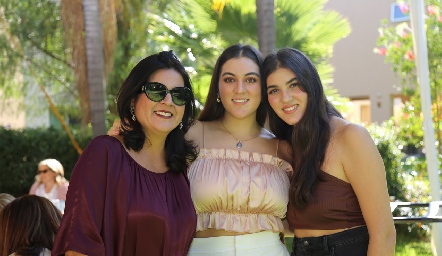  Cynthia Sánchez con sus hijas Mariana y Natalia Gómez.