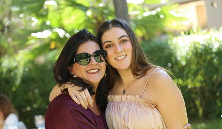  Cynthia Sánchez con su hija Mariana Gómez.