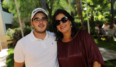  Eduardo Gómez con su mamá Cynthia Sánchez.