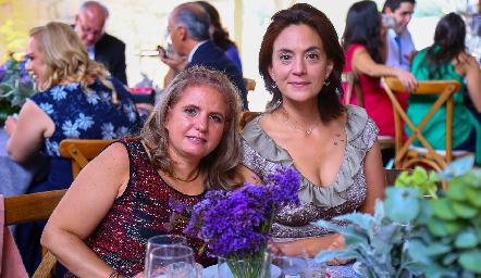  Adriana González y Patricia Macías.