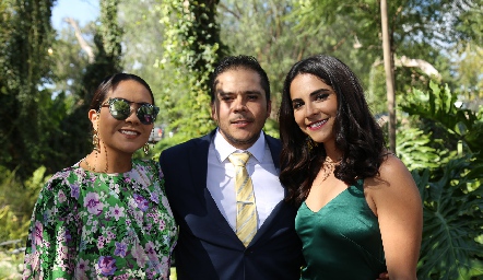  Daniela Estrada, Enrique Gaviño y Claudia Estrada.
