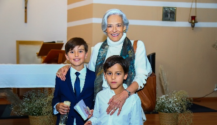 Victoria Labastida con sus nietos.