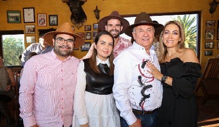  Jesús Ríos, Miriam, Oliver Ríos, Alan Ríos y Doris Gandy.