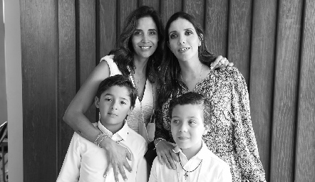  Ana Luisa Díaz de León y Ana Elena Meade con sus hijos Conrado Stevens y Jerónimo Villegas.