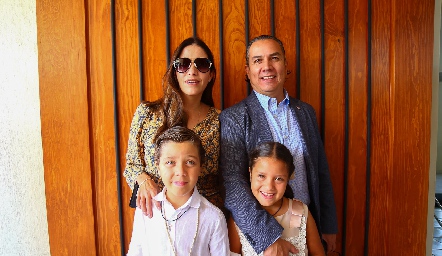 Ana Elena Meade, Jaime Eduardo Villegas, Jerónimo y Elena Villegas.