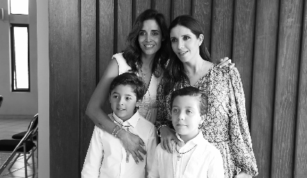  Ana Luisa Díaz de León y Ana Elena Meade con sus hijos Conrado Stevens y Jerónimo Villegas.