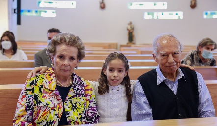 Toñita y Enrique Portillo con su nieta Moni.