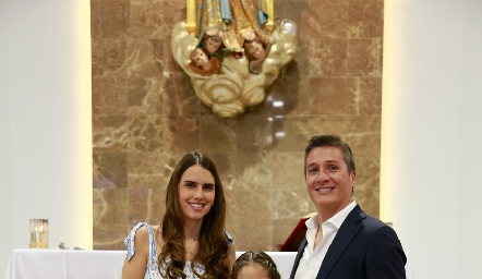  Ana Gabi González y  Álvaro González con su ahijada Moni González Portillo.