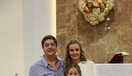 Juan Manuel González, Mónica Portillo con su hija Moni.