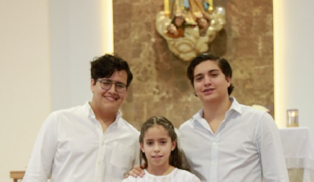  Los hermanos Sebastián, Moni y Juan Manuel González Portillo.
