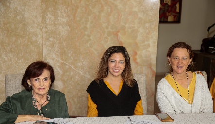  Alicia Villalba, Marilú Paredes y Marisol López.