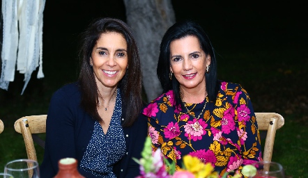  Elisa Martínez y Lucy Martínez.