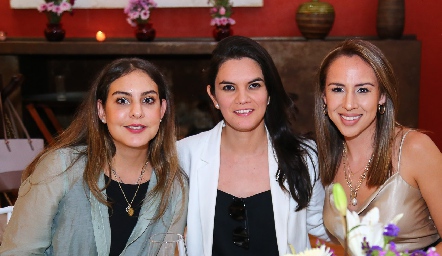  Isabella Castelo, Lucero Chávez y María José Ortega.