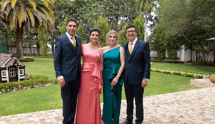  Los papás de los novios: Abraham Tobías y Marisa Mercado, Macarena Núñez y Carlos Alonso.