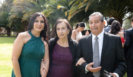  María Elena Alonso, Olivia Ribera y Gilberto Alonso.
