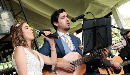 Marisa y Guillermo cantando en su boda.
