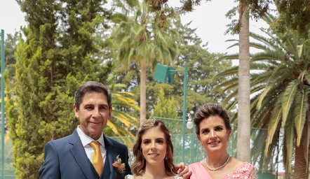  Abraham Tobías y Marisa Mercado de Tobías con su hija Marisa.