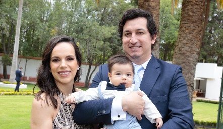  Daniela Camacho y Carlos Alonso con su hijo Carlos.