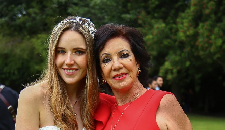  María Orozco Calvillo con su abuela Rosa Elena Nieto.